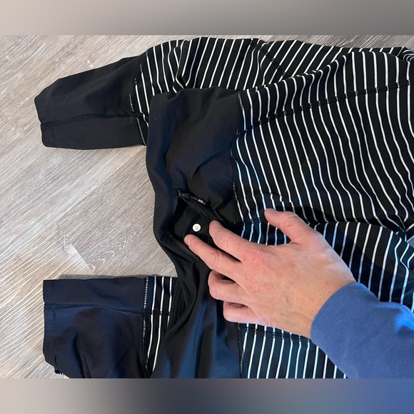 Lululemon stripped leggings with side zip and pull drawstring. EUC. - Picture 1 of 5